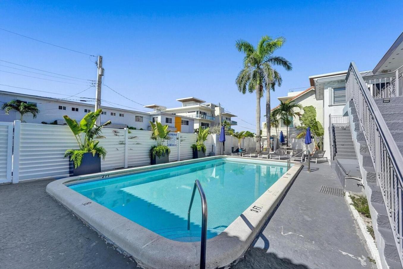 Waves On Desoto Rental Unit With Pool Hollywood Exterior photo